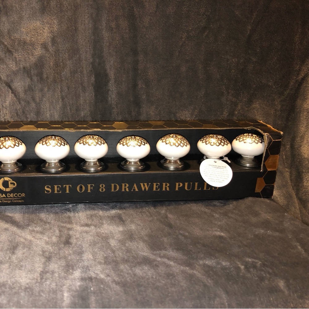 Drawer Pulls/ Cabinet Knobs